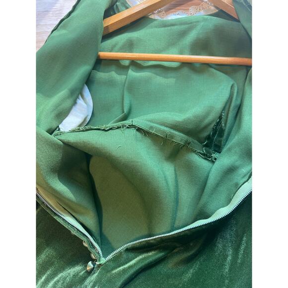 Wow! 1970s Velvet Boho Renaissance Inspo Long Sleeve Green Dress Lace Sleeves JL - Picture 11 of 13